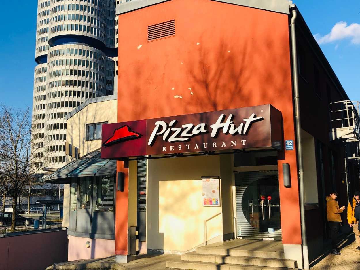 is-pizza-hut-open-on-christmas-december-2023-restaurant-eugene